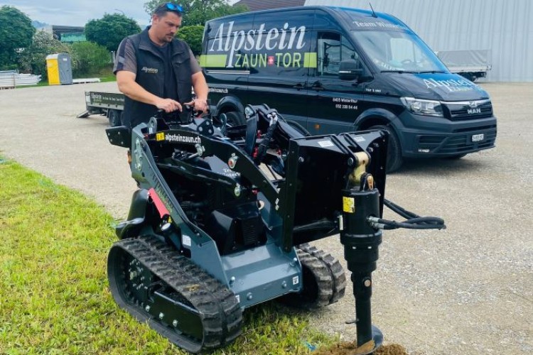 Auslieferung eines Giant Skid Steer Laders mit Raupen